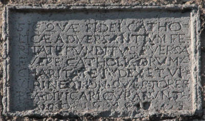 Photo de l'inscription datant la reconstruction de l'église