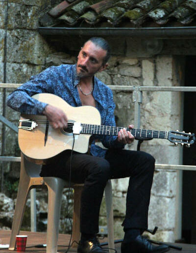 Yannis Constans à la guitare